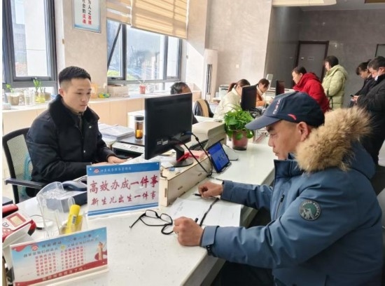 市民在 “高效辦成一件事” 窗口辦理業(yè)務(wù)。彭雪松攝