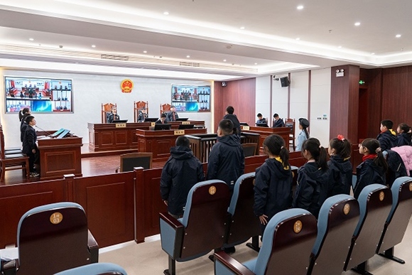 圖③：同學們開展模擬法庭活動。