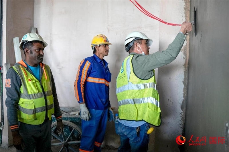 抹灰。人民網(wǎng)塔里克·易卜拉欣攝