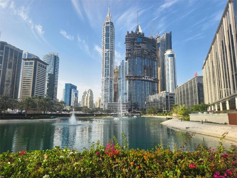 正在建設(shè)中的卡瓦利卡薩高層住宅項目（圖中有腳手架建筑）。 中建中東供圖 