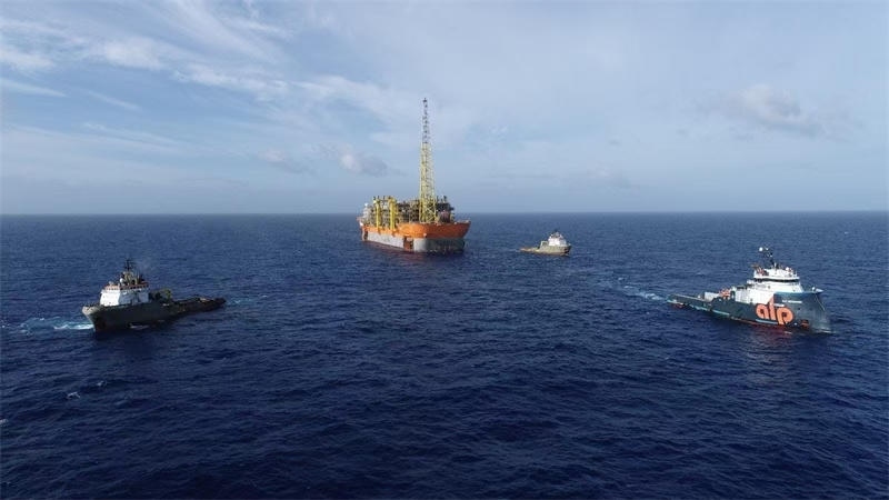 布濟(jì)烏斯七期項(xiàng)目浮式生產(chǎn)儲(chǔ)卸油裝置抵達(dá)油田區(qū)域。巴西國(guó)家石油公司供圖