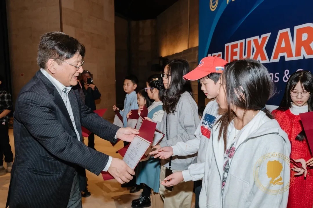 圖2：亞丁為獲獎(jiǎng)兒童頒發(fā)證書。法中交流促進(jìn)會(huì)供圖