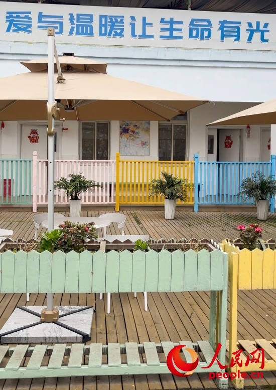 為讓“老小孩”住著開心，南泉鎮(zhèn)衛(wèi)生院設(shè)計成幼兒園風(fēng)格。人民網(wǎng) 陳葉欣攝