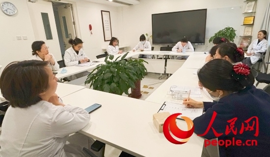 交班會上，海淀醫(yī)院安寧療護(hù)團(tuán)隊討論患者和家屬需求。人民網(wǎng)記者 金慧慧攝