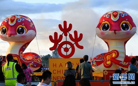 圖為游客在2025年奧克蘭元宵燈節(jié)游覽。（圖片由奧克蘭中國文化中心提供）