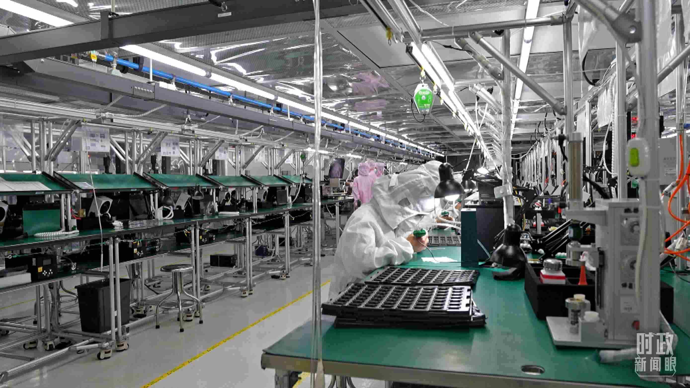 △四川省宜賓市極米光電有限公司的無塵車間光機組裝線。（總臺央視記者范學禹拍攝）