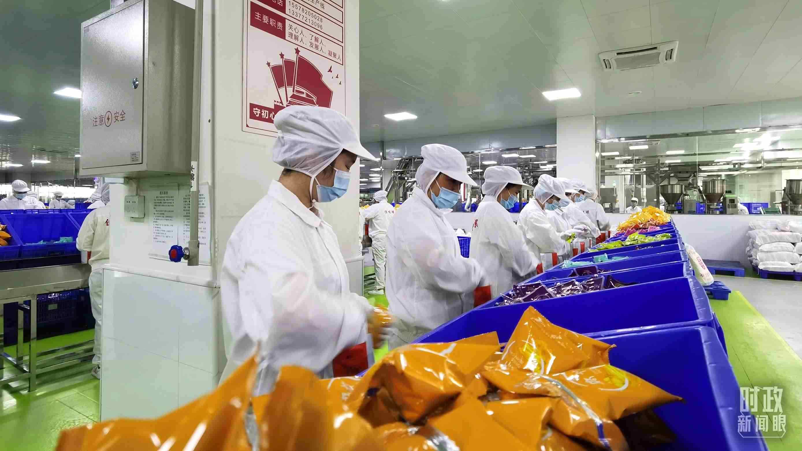 △廣西柳州螺螄粉配料包生產線。（總臺央視記者郭鴻拍攝）