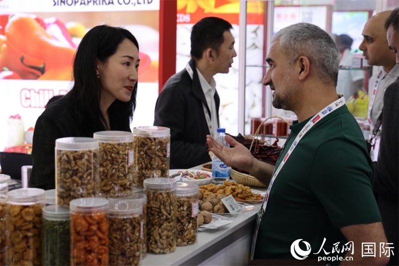 中外商家在第三十屆海灣食品展上交流。人民網(wǎng)記者 張志文攝
