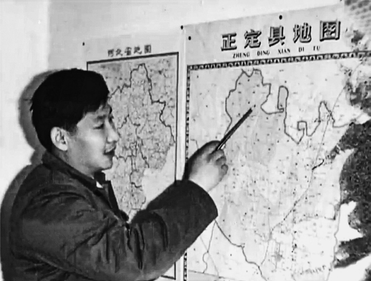 習(xí)近平在辦公室地圖前謀劃正定的發(fā)展。（圖源：《讓群眾過上好日子——習(xí)近平正定足跡》）