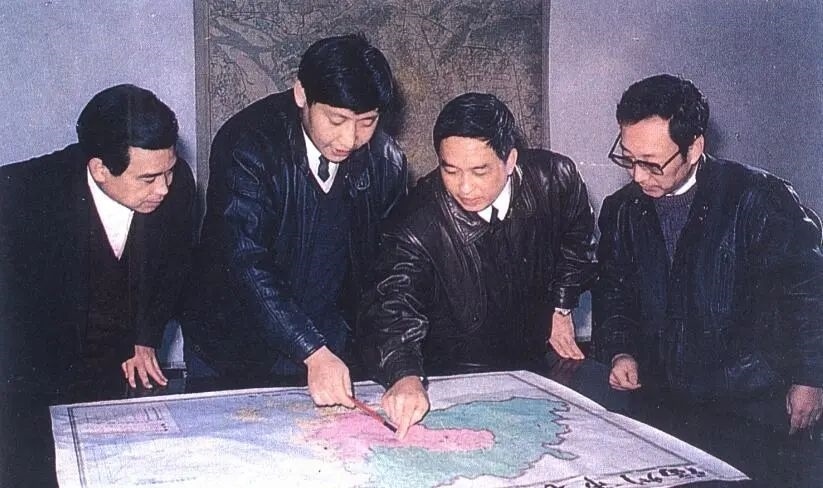 1991年12月，習近平與同事討論福州市戰(zhàn)略規(guī)劃設想。（圖源：《習近平在福州》）