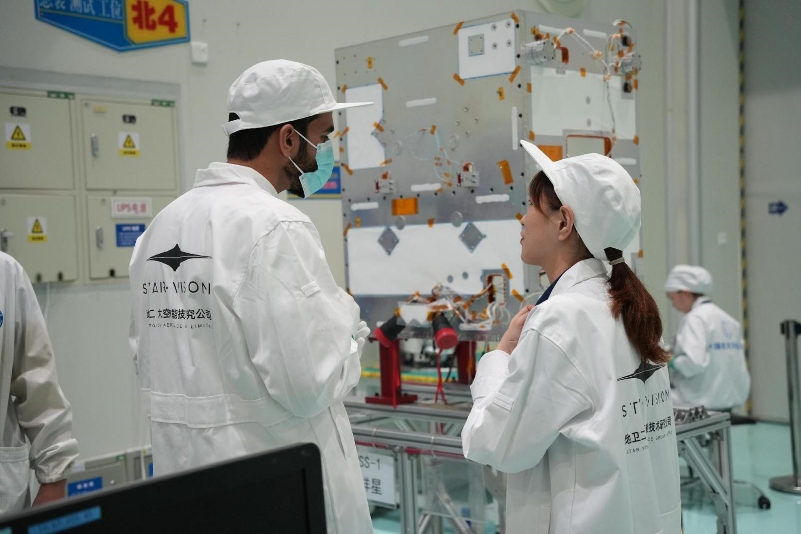 阿曼技術(shù)人員在中國接受培訓(xùn)。阿曼蘭斯航天公司供圖