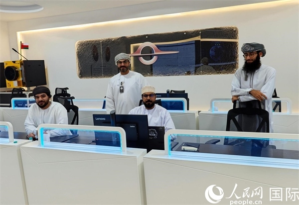 阿曼蘭斯航天公司員工在工作中。人民網(wǎng) 海瑟姆·穆扎恩攝