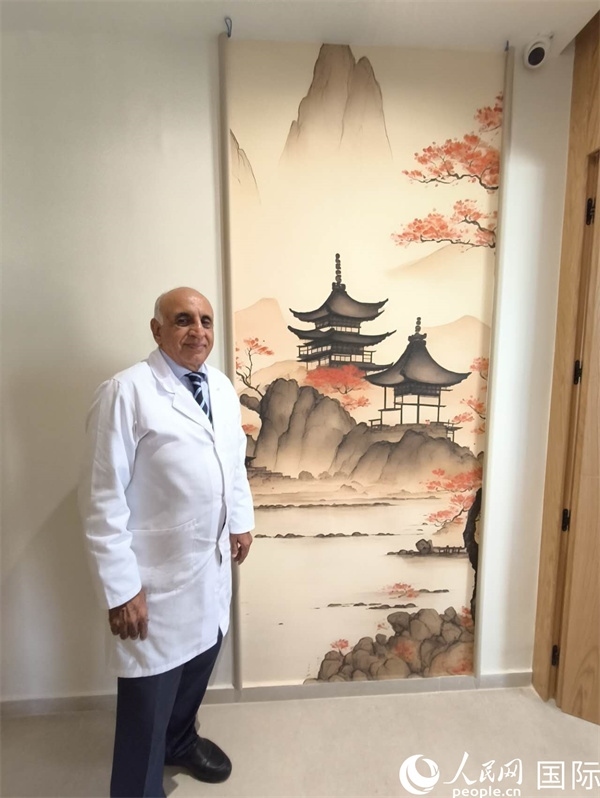 哈利勒的診所中國元素很濃。人民網(wǎng)記者 黃培昭攝