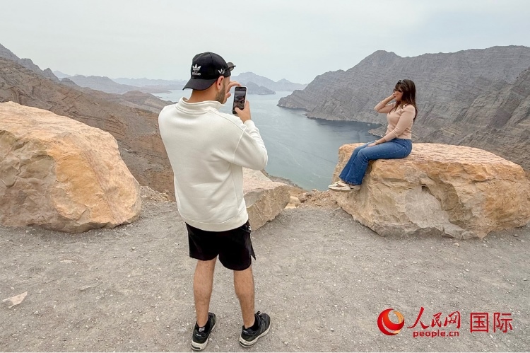 圖為游客參觀阿曼北部穆桑代姆峽灣。人民網(wǎng) 塔里克·易卜拉欣攝