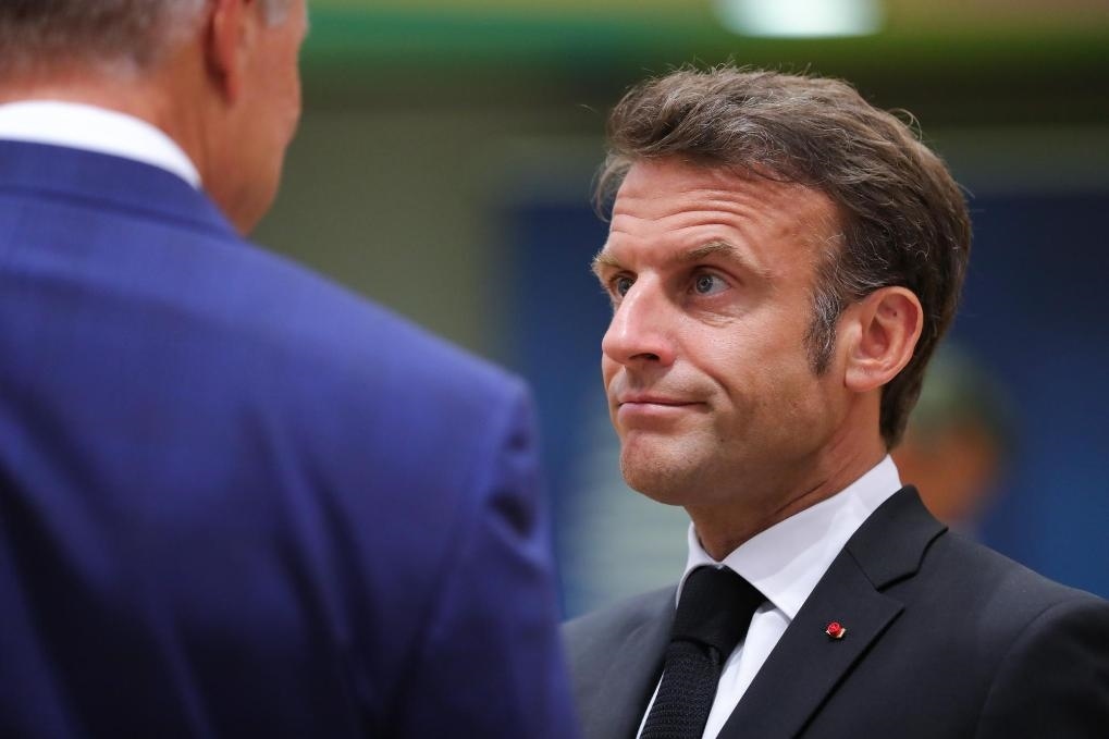 2023年6月29日，在比利時布魯塞爾，法國總統(tǒng)馬克龍（右）準備出席歐盟峰會。新華社記者鄭煥松攝