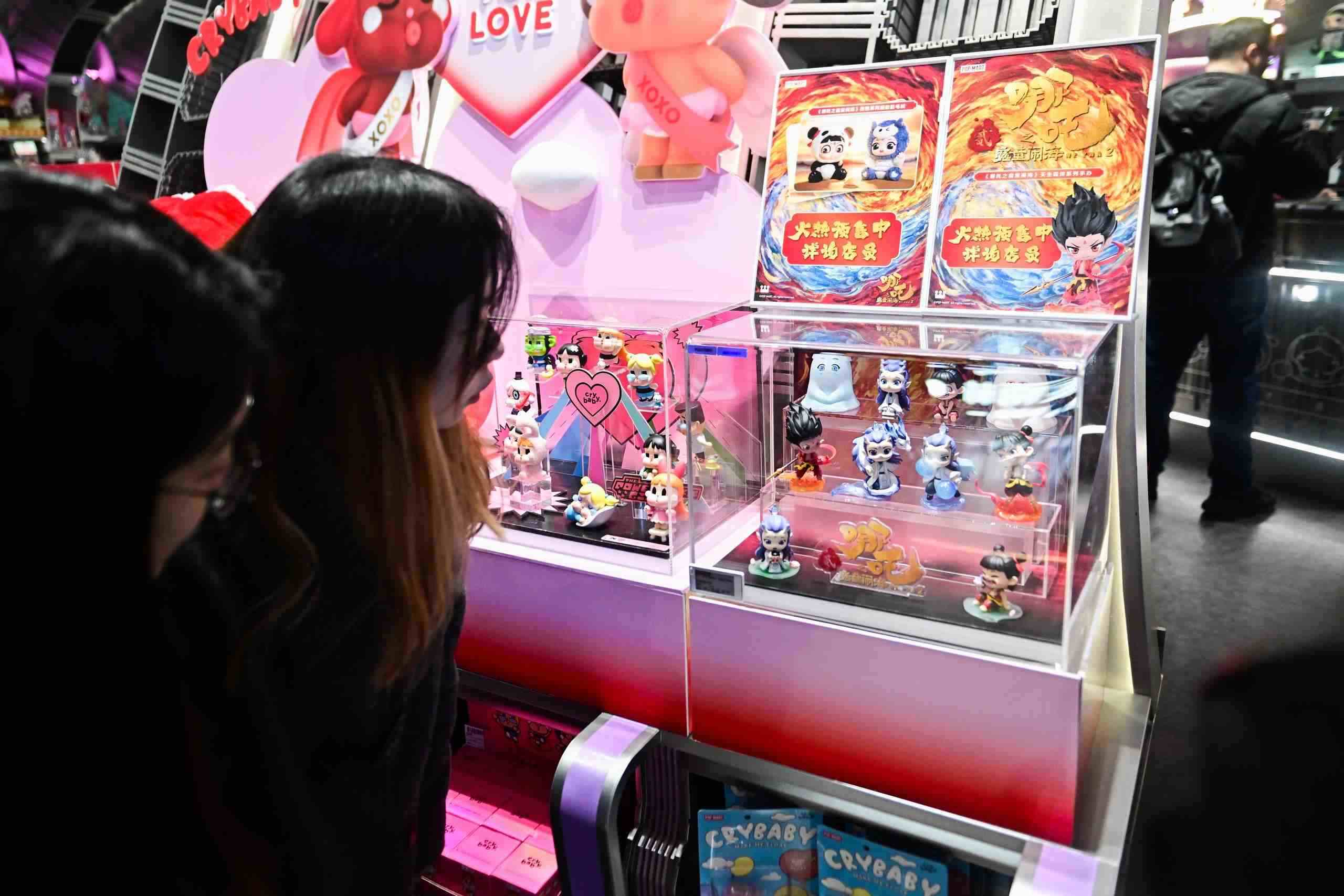 △2025年2月22日，上海，市民在圍觀《哪吒之魔童鬧海》相關(guān)手辦盲盒。