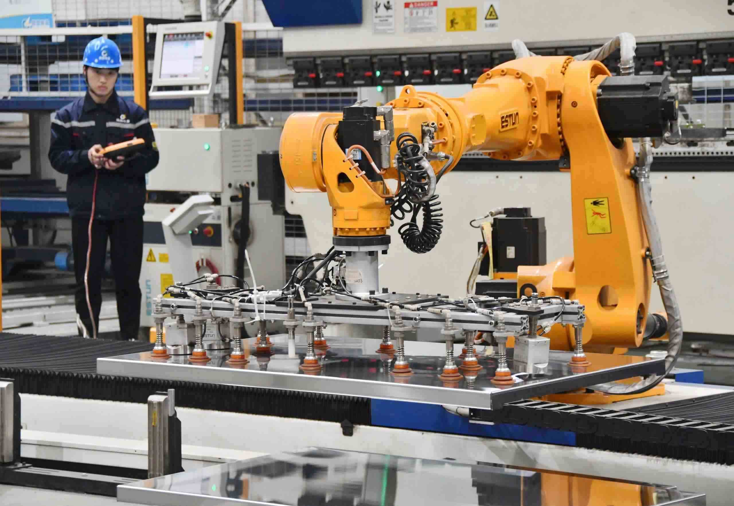 △2025年2月21日，河北邯鄲永年區(qū)工業(yè)園區(qū)的一家企業(yè)，工人正在操控工業(yè)機(jī)器人作業(yè)。