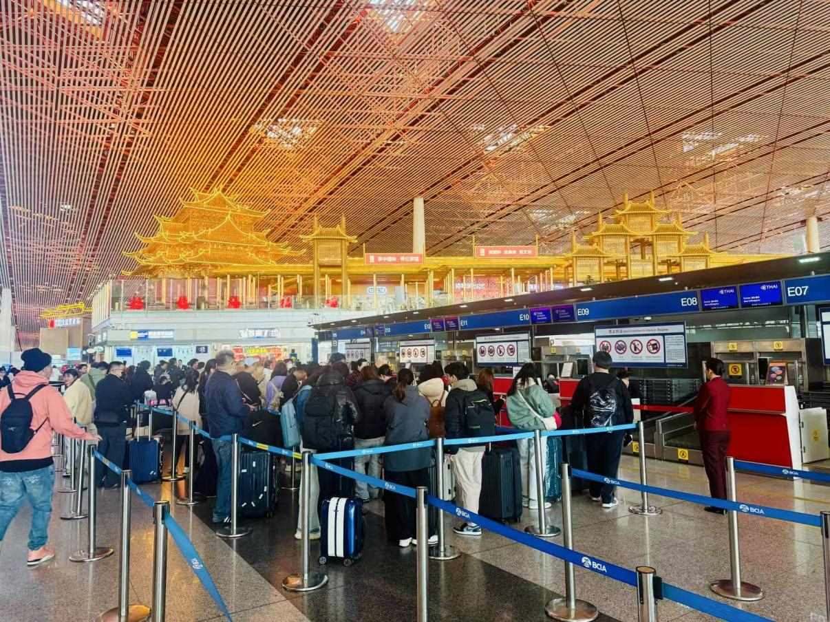 旅客在首都機(jī)場(chǎng)值機(jī)柜臺(tái)辦理乘機(jī)手續(xù)。人民網(wǎng)記者 喬雪峰攝