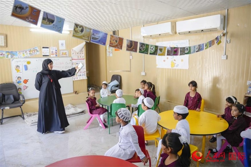 在庫姆扎爾的學(xué)校，老師正在給孩子們上課。人民網(wǎng) 塔里克·易卜拉欣攝