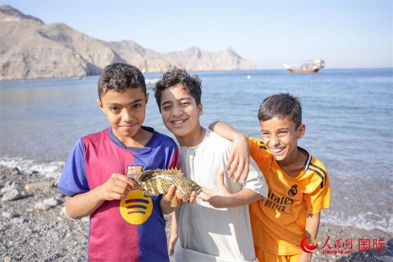 在海邊玩耍的孩子們。人民網(wǎng) 塔里克·易卜拉欣攝