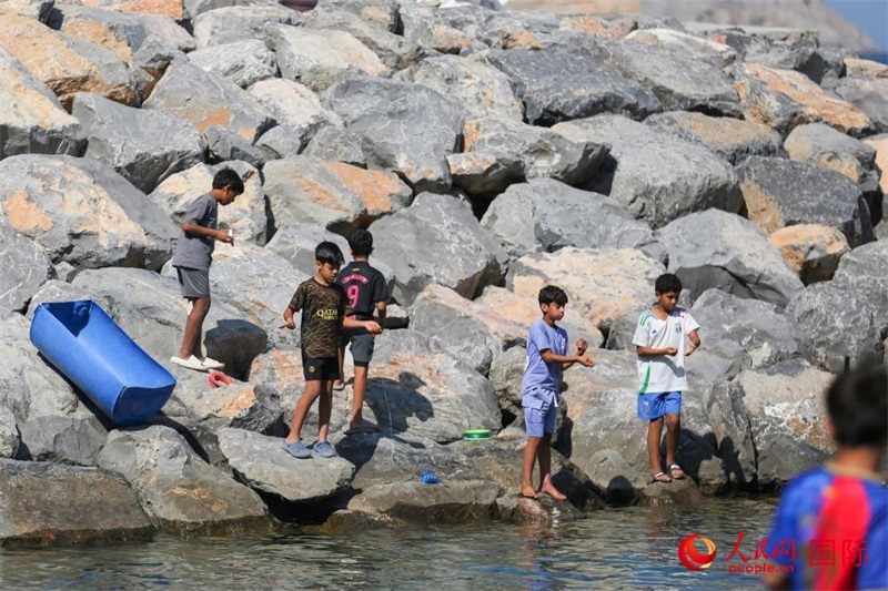 在海邊玩耍的孩子們。人民網(wǎng) 塔里克·易卜拉欣攝