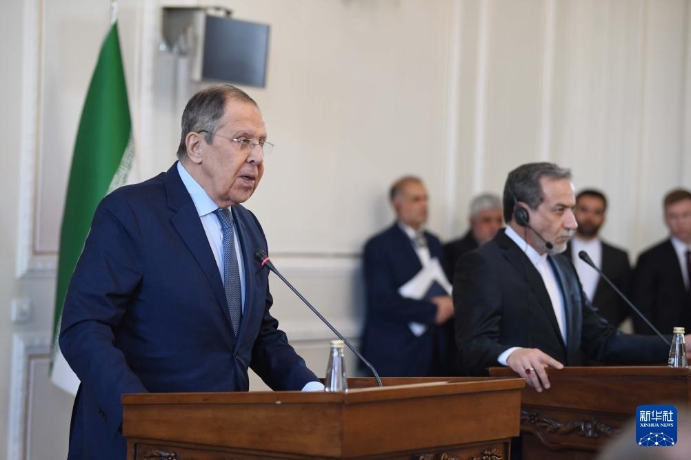 2月25日，在伊朗德黑蘭，俄羅斯外長拉夫羅夫（左）與伊朗外交部長阿拉格齊出席聯(lián)合新聞發(fā)布會。新華社記者 沙達(dá)提 攝