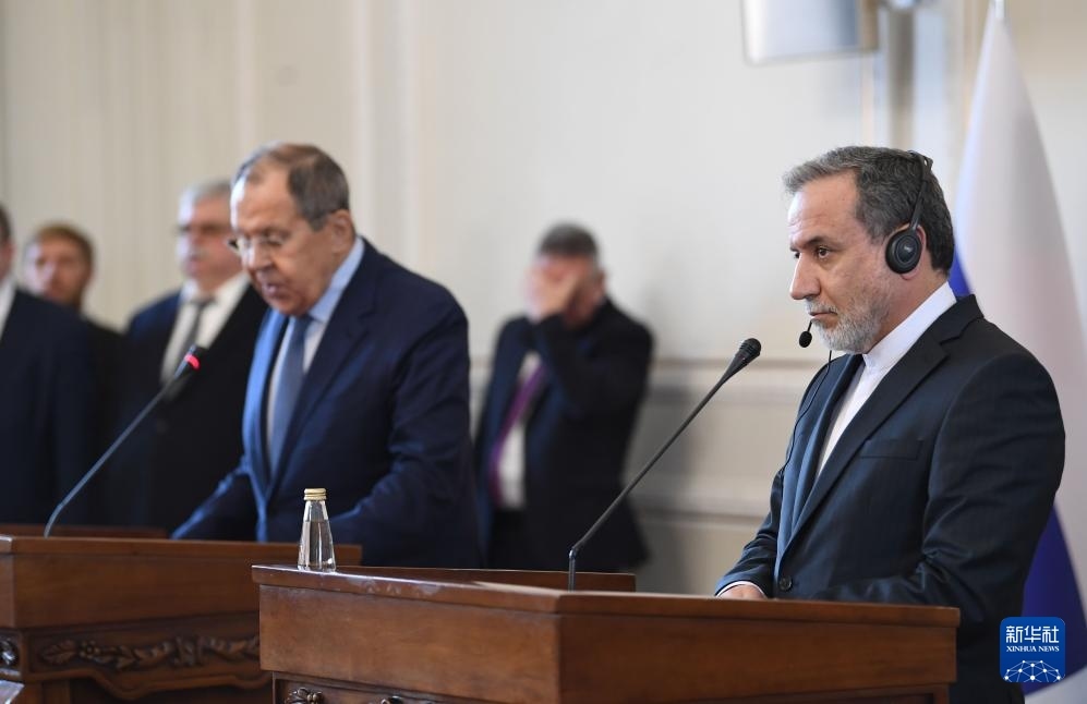 2月25日，在伊朗德黑蘭，伊朗外交部長阿拉格齊（右）與俄羅斯外長拉夫羅夫出席聯(lián)合新聞發(fā)布會。新華社記者 沙達(dá)提 攝