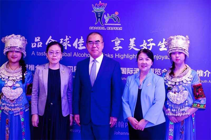 潘慶江總領(lǐng)事與王洪波秘書長(zhǎng)合影。（南非貴州商會(huì)供圖）