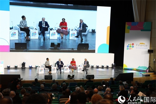 第5屆“共同金融”峰會(huì)在南非開(kāi)普敦國(guó)際會(huì)議中心開(kāi)幕。圖為峰會(huì)開(kāi)幕式現(xiàn)場(chǎng)。人民網(wǎng)記者戴楷然攝