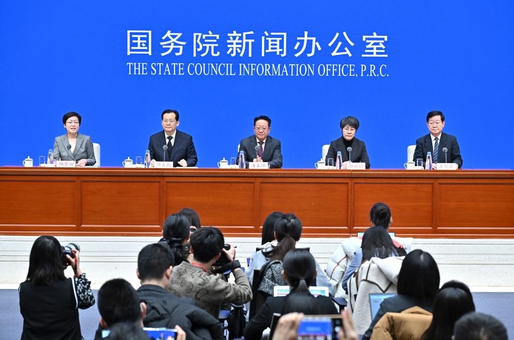 2月28日，國(guó)務(wù)院新聞辦公室在北京舉行國(guó)務(wù)院政策例行吹風(fēng)會(huì)，民政部副部長(zhǎng)唐承沛、財(cái)政部副部長(zhǎng)郭婷婷、自然資源部副部長(zhǎng)許大純、住房城鄉(xiāng)建設(shè)部副部長(zhǎng)姜萬(wàn)榮和國(guó)務(wù)院新聞辦公室新聞發(fā)言人介紹2024年國(guó)務(wù)院部門(mén)辦理全國(guó)人大代表建議和全國(guó)政協(xié)提案工作有關(guān)情況，并答記者問(wèn)。新華社記者 李鑫 攝