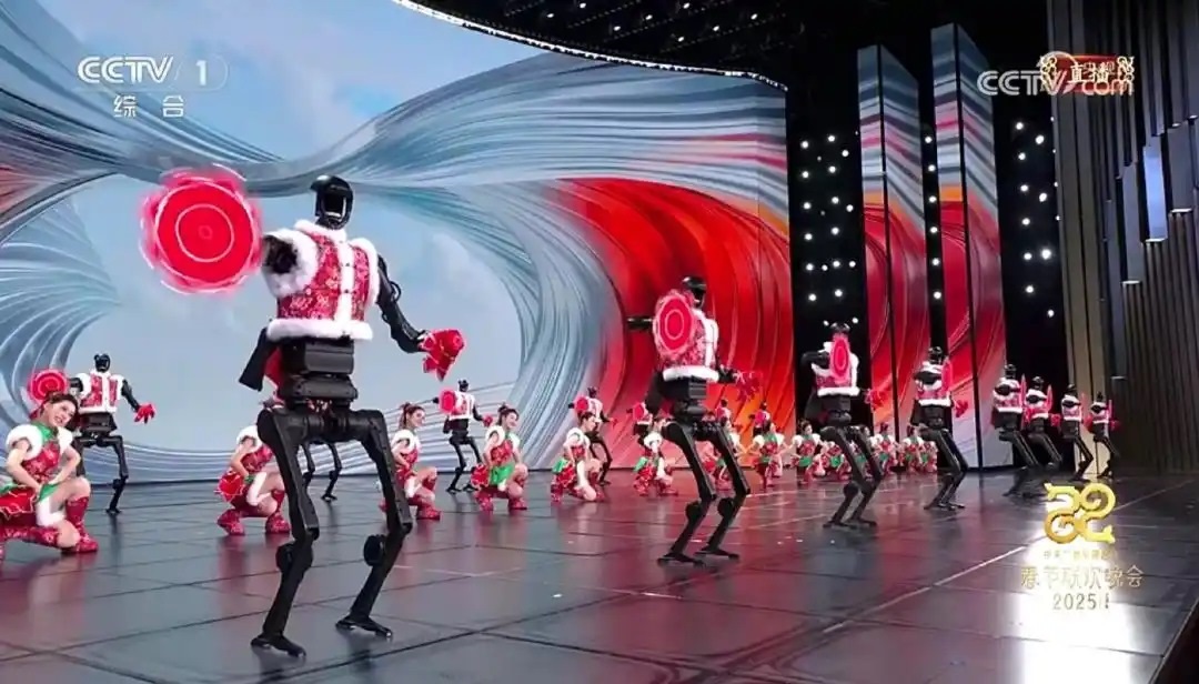 △今年春晚，宇樹科技人形機(jī)器人身穿東北特色的花棉襖扭秧歌，呈現(xiàn)出全新視覺效果。