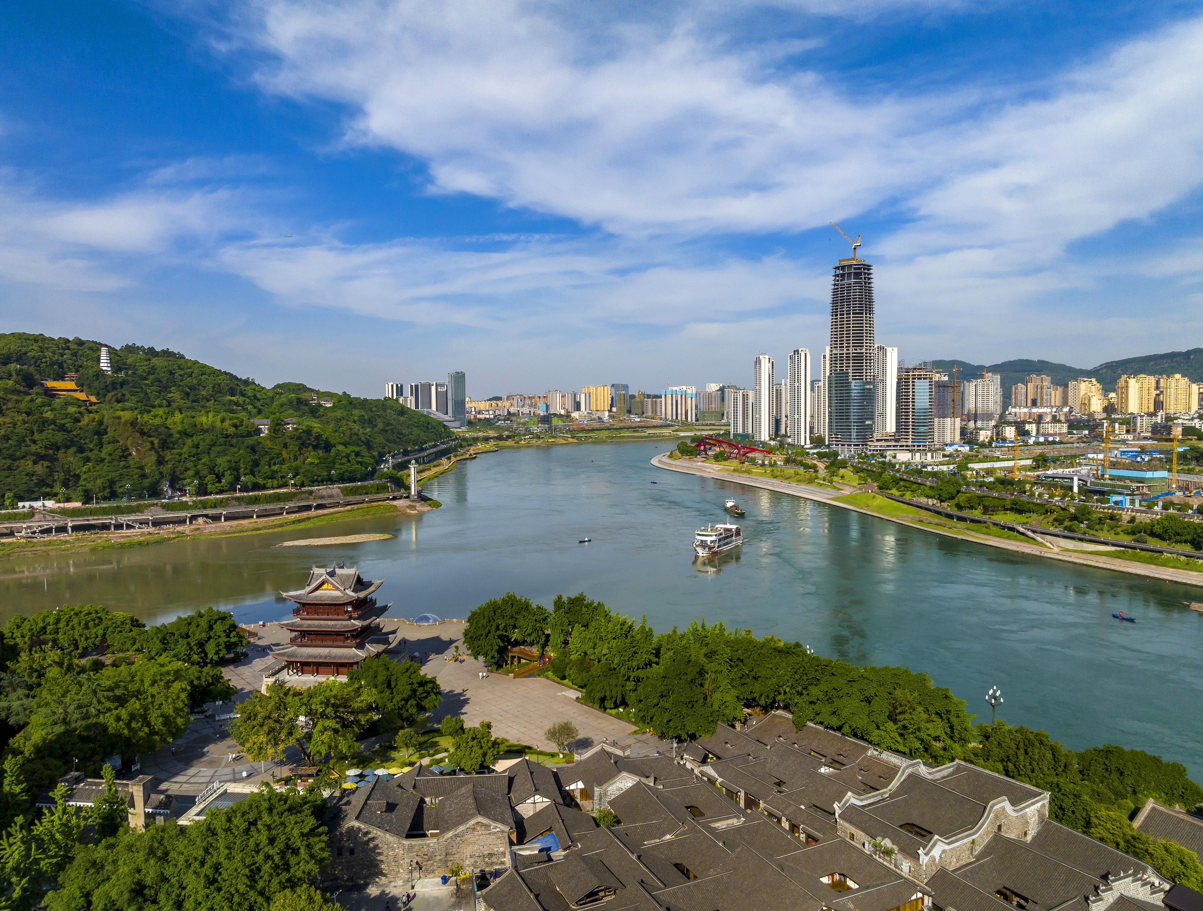 “長江首城”四川宜賓，經(jīng)過長江生態(tài)綜合治理后的三江交匯處風(fēng)光。