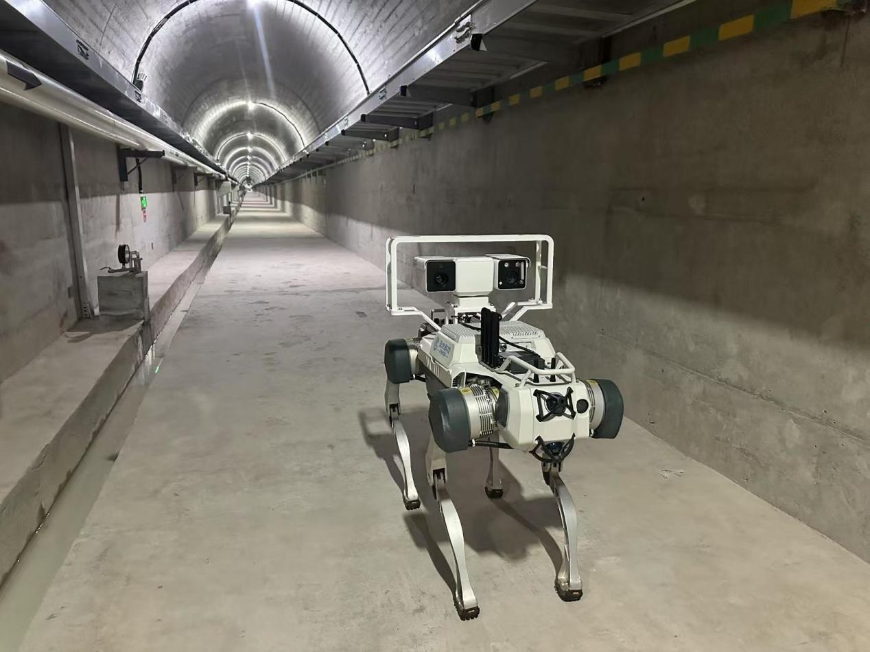 機(jī)器人正在對大壩廊道進(jìn)行巡檢，重點(diǎn)監(jiān)測裂縫，滲水點(diǎn)，積水等。水利部供圖