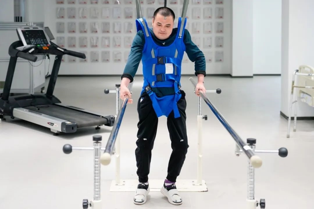 在術(shù)后第14天，患者依靠自身運(yùn)動意圖行走。復(fù)旦大學(xué)供圖