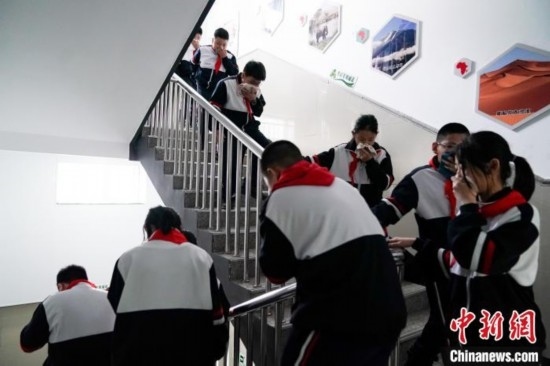  圖為學(xué)生們進行應(yīng)急疏散演練。中新社記者 趙宇航 攝