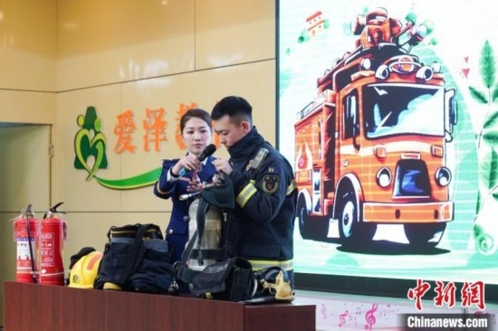 圖為消防員介紹消防裝備。中新社記者 趙宇航 攝