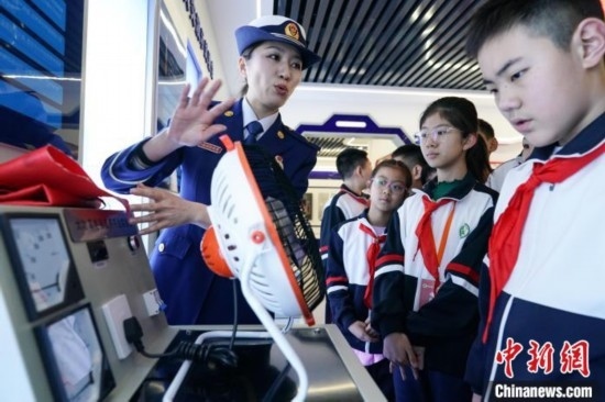 圖為學(xué)生們參觀道里區(qū)消防救援大隊消防科普體驗館內(nèi)電器火災(zāi)演示實驗臺。中新社記者 趙宇航 攝