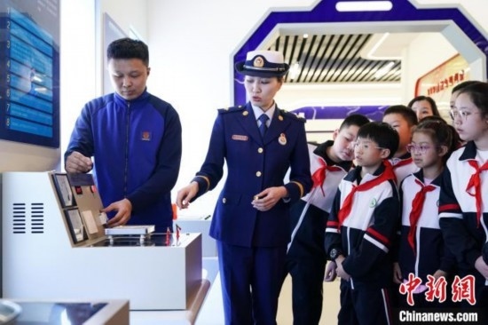 圖為學(xué)生們參觀道里區(qū)消防救援大隊消防科普體驗館內(nèi)電器火災(zāi)演示實驗臺。中新社記者 趙宇航 攝