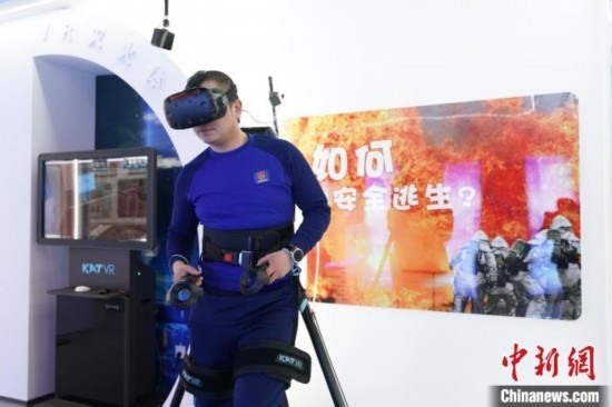 圖為消防員利用VR展示火災(zāi)如何逃生。中新社記者 趙宇航 攝