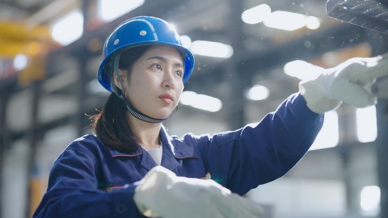 老中鐵路有限公司萬(wàn)象運(yùn)營(yíng)管理中心機(jī)輛車間希達(dá)在工作中。老中鐵路有限公司供圖