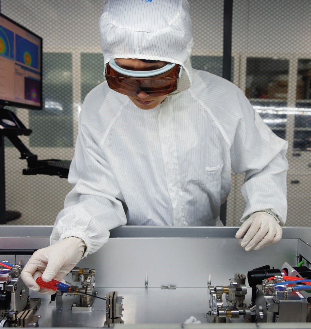 科研人員在廣東東莞阿秒科學(xué)中心實驗室調(diào)試高性能激光器（2025年1月10日攝）。金立旺攝/本刊