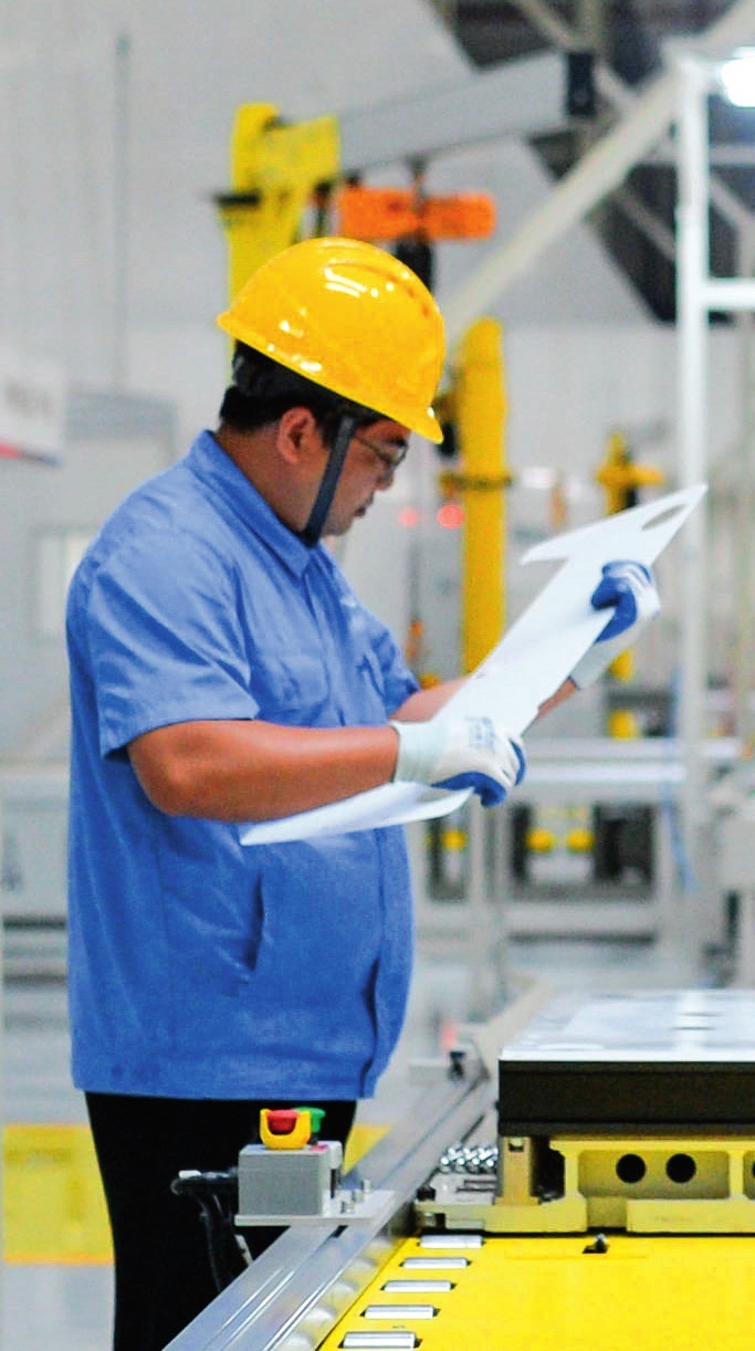 工人在位于廣東珠海的緯景儲能珠?！俺珿工廠”工作（2024年5月19日攝）。李任滋攝/本刊