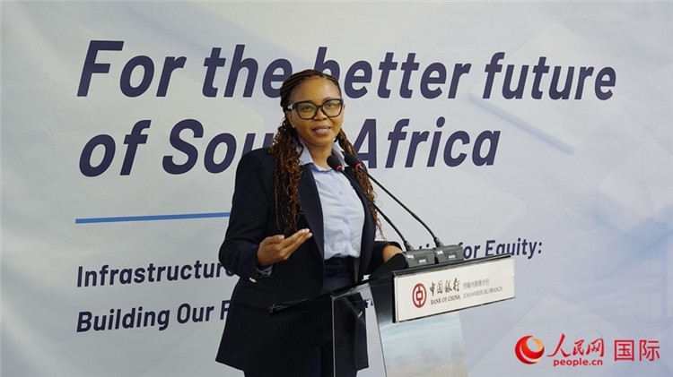 馬塞莫拉女士詳細介紹了南非政府在基礎(chǔ)設(shè)施建設(shè)方面的最新規(guī)劃和社會公益項目。人民網(wǎng) 劉暢攝