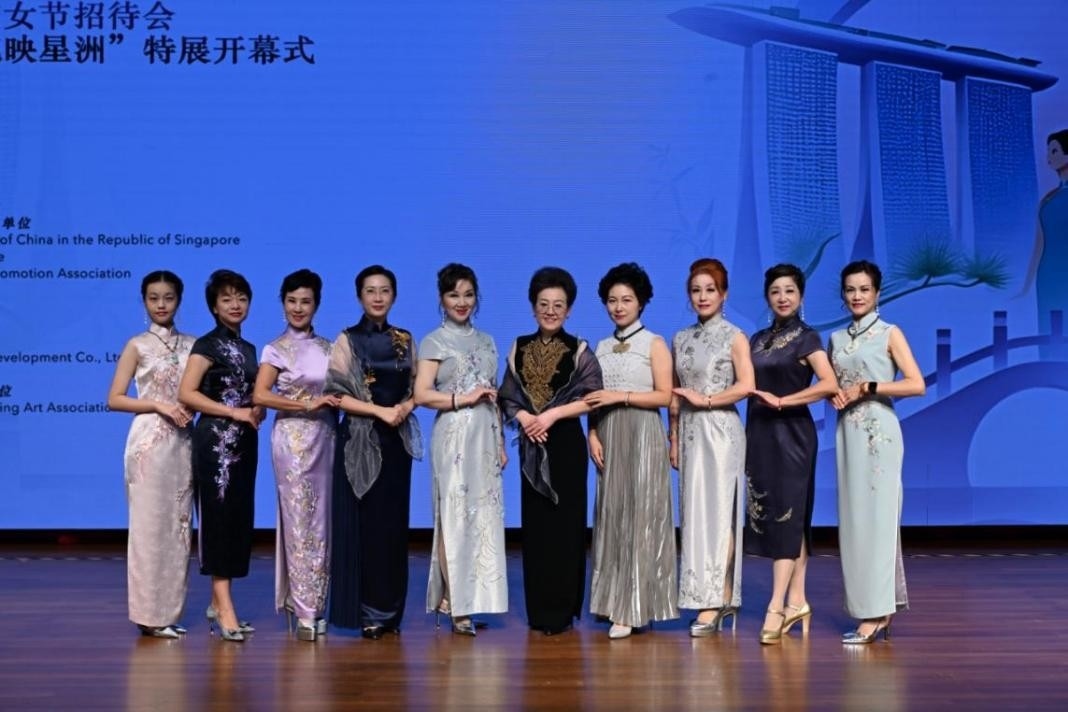 海派旗袍走秀展示著不同款式旗袍的獨(dú)特魅力。新加坡中國文化中心供圖