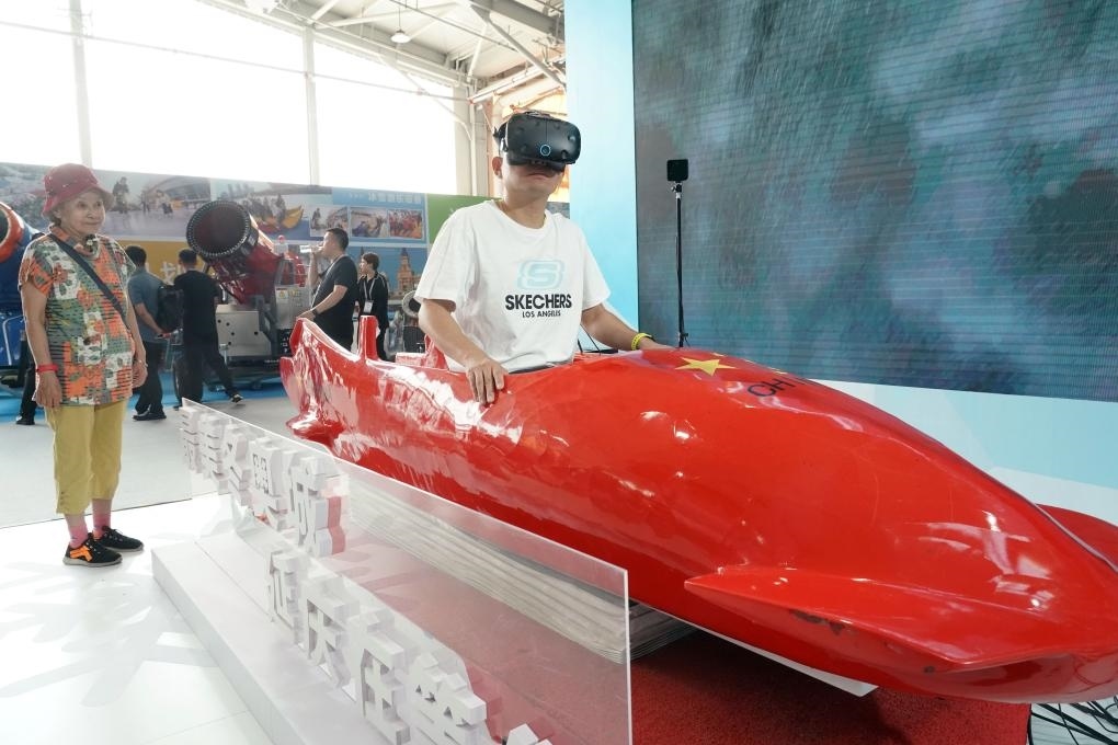 2023年9月15日，觀眾在2023國(guó)際冬季運(yùn)動(dòng)（北京）博覽會(huì)現(xiàn)場(chǎng)通過VR設(shè)備體驗(yàn)雪車。新華社記者 任超 攝