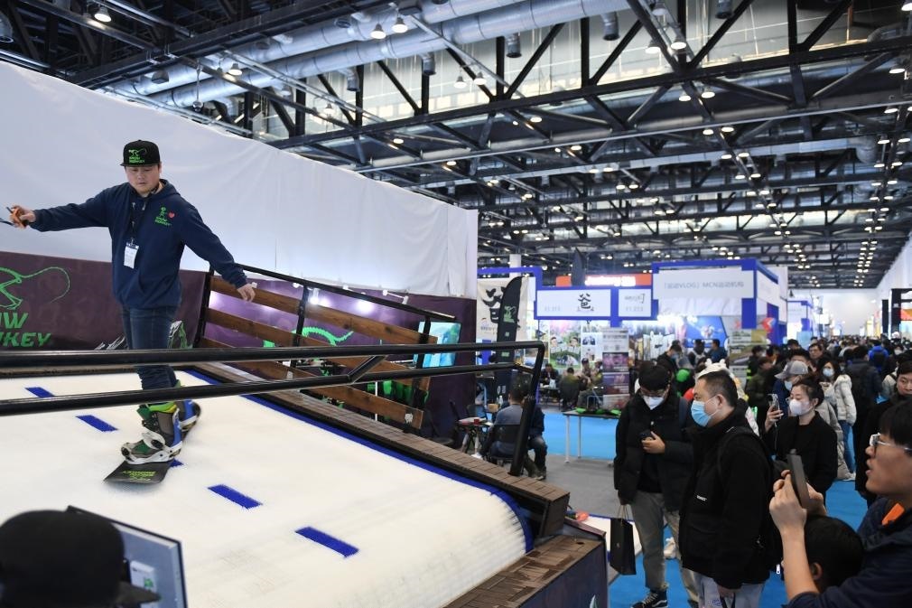 2023年2月11日，參觀者在展會(huì)上了解一款模擬滑雪設(shè)備。當(dāng)日，2023亞洲運(yùn)動(dòng)用品與時(shí)尚展在國(guó)家會(huì)議中心拉開帷幕。新華社記者 張晨霖 攝