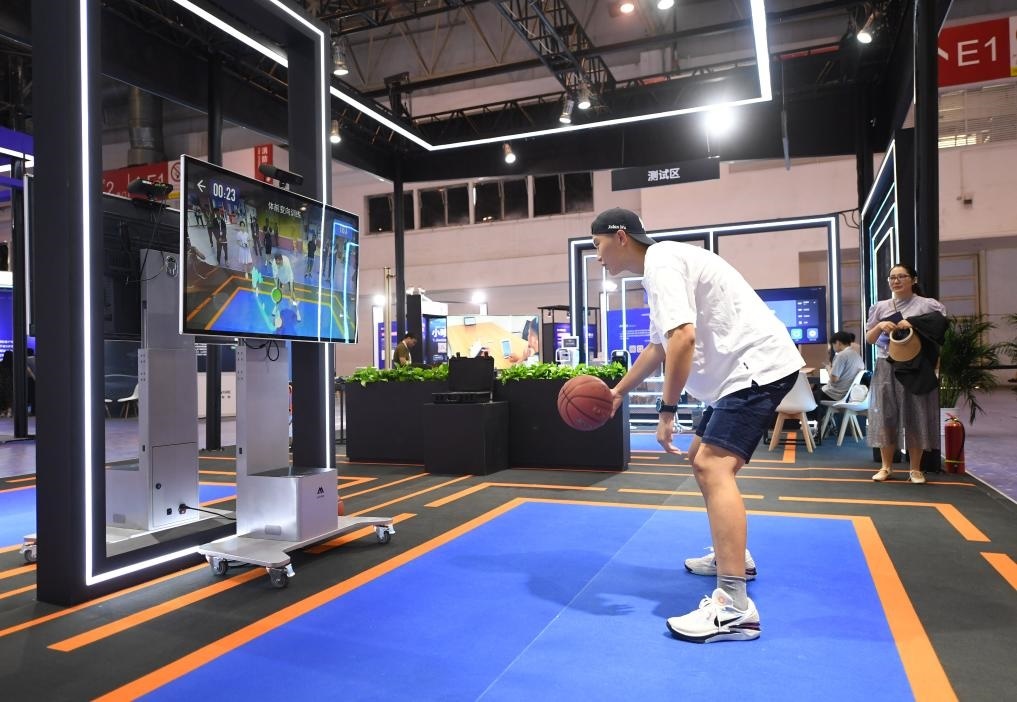 2023年8月25日，在HICOOL2023全球創(chuàng)業(yè)者峰會(huì)展覽展示區(qū)，觀眾體驗(yàn)AI智慧體育運(yùn)動(dòng)系統(tǒng)。當(dāng)日，HICOOL2023全球創(chuàng)業(yè)者峰會(huì)在位于北京市順義區(qū)的中國(guó)國(guó)際展覽中心（新館）開幕。新華社記者 任超 攝
