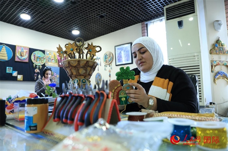 設(shè)計(jì)師娜達(dá)在制作巴比倫時(shí)期飾品。人民網(wǎng)伊納斯·易卜拉欣攝