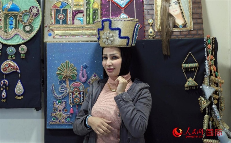 設(shè)計(jì)師展示亞述國王同款王冠。人民網(wǎng)伊納斯·易卜拉欣攝