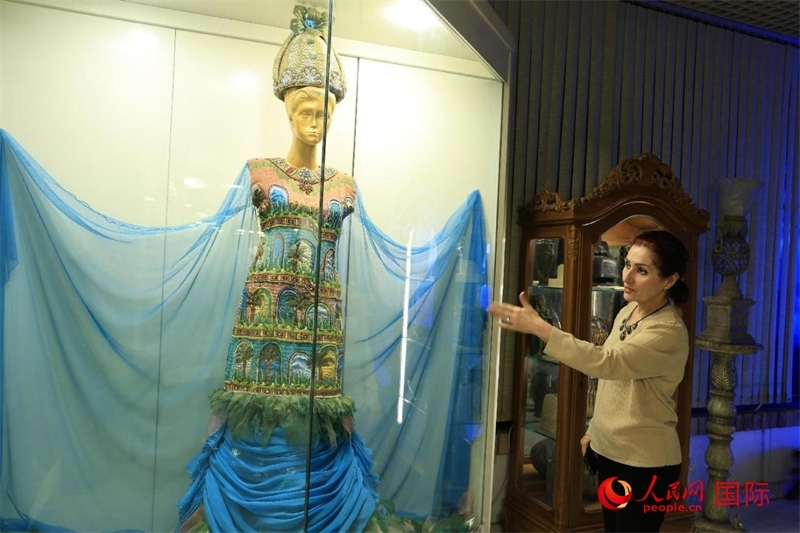 設(shè)計(jì)師展示服飾。人民網(wǎng)伊納斯·易卜拉欣攝